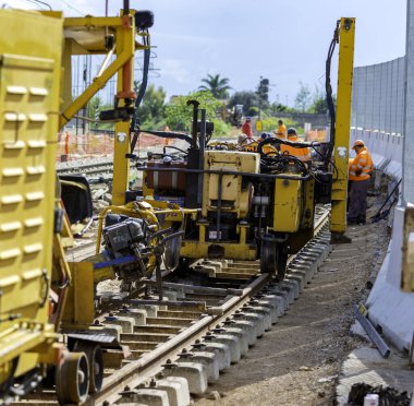 Modugno, İtalya - 1 Nisan 2019: Demiryolu istasyonunda çalışan inşaat işçileri. Şehir istasyonunda yeni bir demiryolu hattı inşa ediliyor..