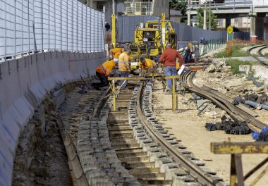 Modugno, İtalya - 1 Nisan 2019: Demiryolu istasyonunda çalışan inşaat işçileri. Şehir istasyonunda yeni bir demiryolu hattı inşa ediliyor..