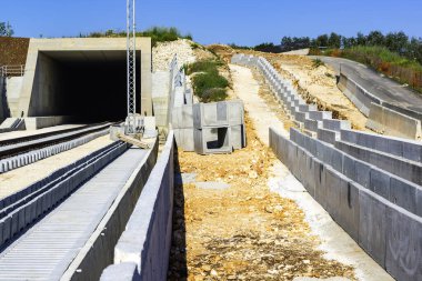 Yeni bir demiryolu hattı inşa etmek için altgeçit ve tünel. Demiryolu hattının elektriklenmesi için kanalizasyon ve metal kafes kanallarının ayrıntıları.