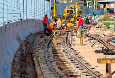 Modugno, İtalya - 1 Nisan 2019: Demiryolu istasyonunda çalışan inşaat işçileri. Şehir istasyonunda yeni bir demiryolu hattı inşa ediliyor..