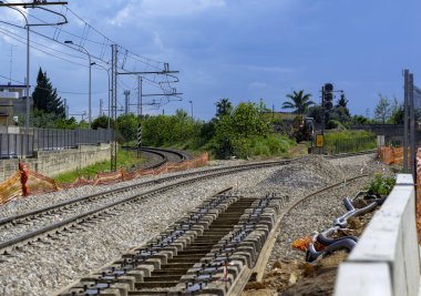 Demiryolunun yeni hattı için kanalizasyon ve metal kafes borularının ayrıntıları.