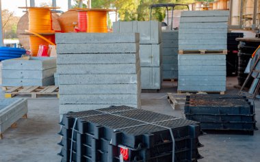 Rögar kapağı kanalizasyon denetim sistemi ve beton boşaltım çukuru bloğu için dökme demir rögar kapağı yığını