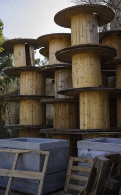 Depolanmış büyük kablo makaraları