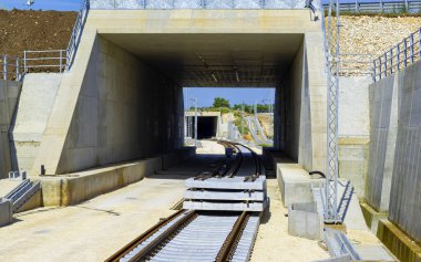 Yeni bir demiryolu hattı inşa etmek için altgeçit ve tünel. Demiryolu hattının elektriklenmesi için kanalizasyon ve metal kafes kanallarının ayrıntıları.