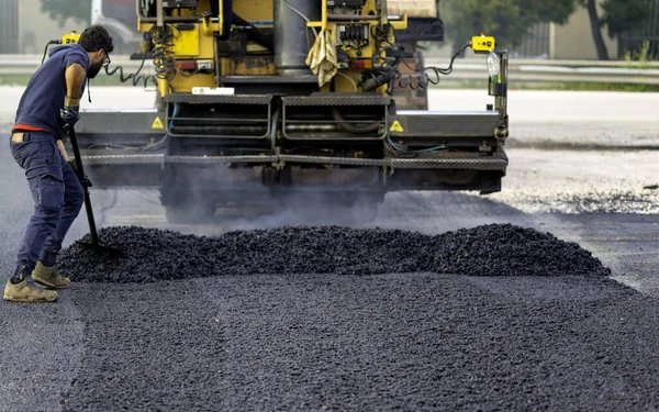 Worker Regulate Tracked Paver Laying Asphalt Heated Temperatures 160 Grades — Stock Photo, Image