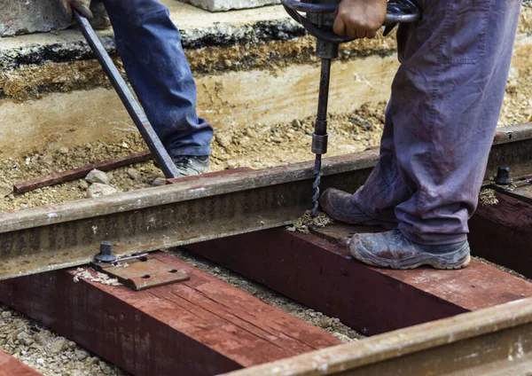 Trabajadores Ferroviarios Atornillando Rieles Detalle Trabajador Con Luz Portátil Traviesas Fotos De Stock Sin Royalties Gratis