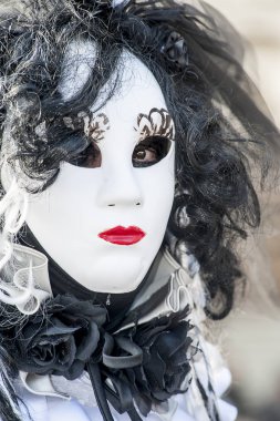 Venice, İtalya - 5 Şubat 2018 - karnaval Venedik İtalya'nın Venedik kentinde düzenlendi yıllık bir festivaldir. Karnaval sırasında ayrıntılı ve renkli maskeleri ile şehir etrafında çok sayıda turist mi.