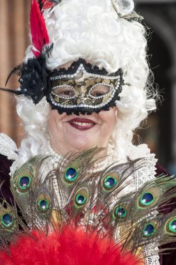 Venice, İtalya - 5 Şubat 2018 - karnaval Venedik İtalya'nın Venedik kentinde düzenlendi yıllık bir festivaldir. Karnaval sırasında ayrıntılı ve renkli maskeleri ile şehir etrafında çok sayıda turist mi.
