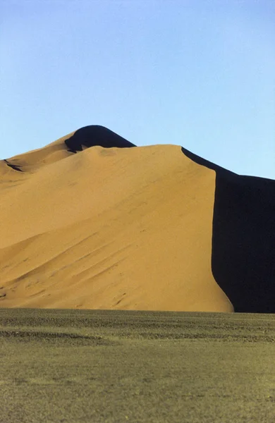 Vista panorâmica das dunas de areia vermelha no famoso deserto da Namíbia — Fotografia de Stock