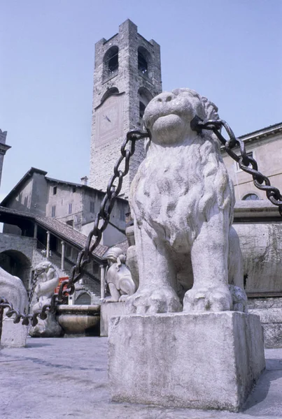 意大利莫里拉维基亚广场喷泉 — 图库照片