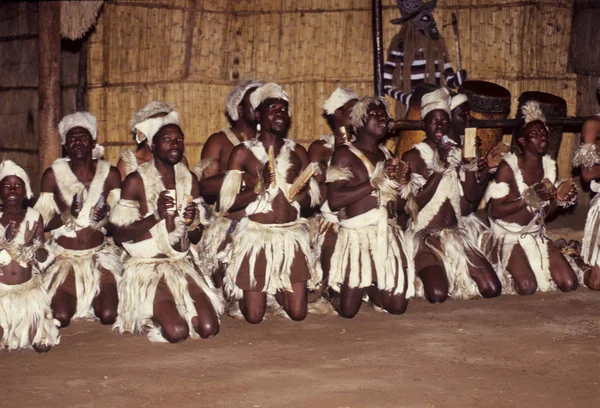 ズールー族の民族舞踊のショー ビクトリアの滝 ジンバブエ アフリカ — ストック写真