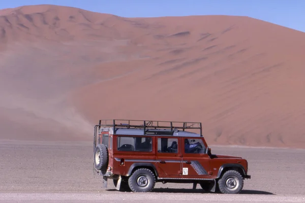 Dunes and Land Rover — Stock Photo, Image