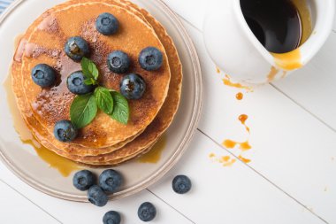 Yaban mersinli ve karamel şuruplu krep yığını.