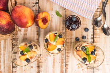 Granola şeftali, yoğurt ve yaban mersini