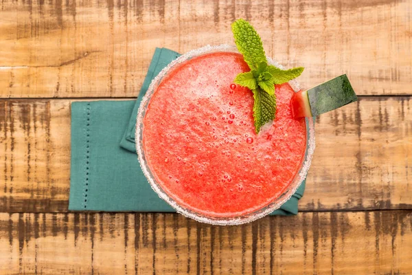 Jugo de sandía con hojas de menta sobre fondo vintage de madera . — Foto de Stock