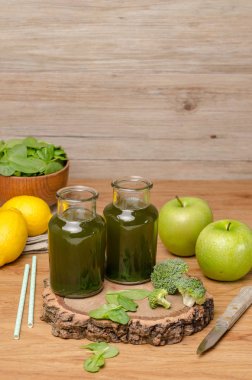 Cam, ıspanak yaprakları yeşil taze yapraklı yeşil smoothie, 