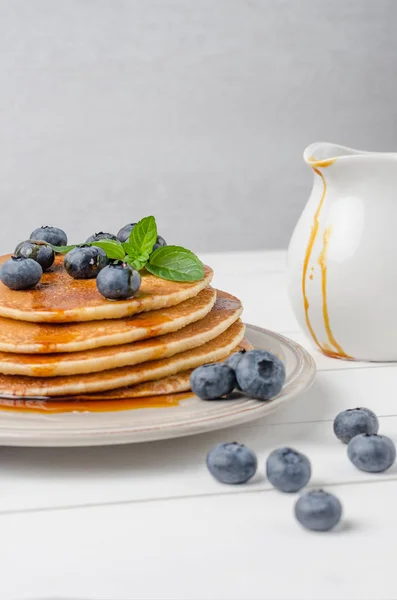 Stapelweise Pfannkuchen mit frischem Blaubeer- und Karamellsirup — Stockfoto