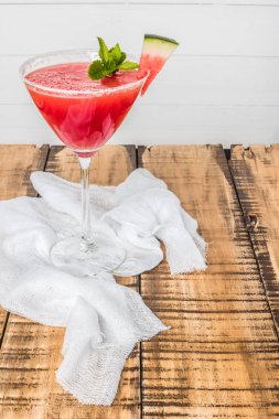 karpuz suyu nane yaprakları ile