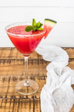 karpuz suyu nane yaprakları ile