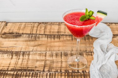 karpuz suyu nane yaprakları ile