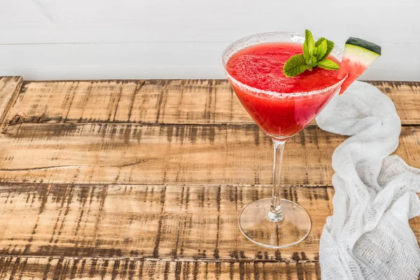 karpuz suyu nane yaprakları ile