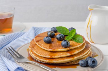 Yaban mersinli ve karamel şuruplu krep yığını.