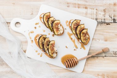 İncir, peynir, biberiye, bal ve ceviz ile İsveçli tost