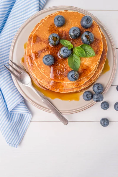 Stapelweise Pfannkuchen mit frischem Blaubeer- und Karamellsirup — Stockfoto