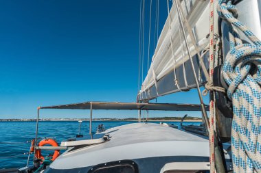 Yelkenli tekne geniş açılı görünüş denizde