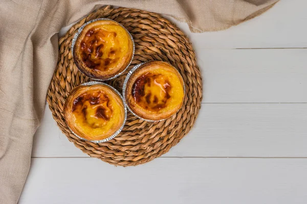 Pasteis de nata, bolos típicos de torta de ovo portugueses de Lisbo — Fotografia de Stock