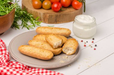 Krem peynir, domates, roka, biberiye ile vejetaryen tost