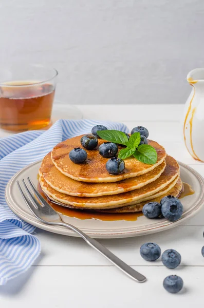 Stack of pancakes with fresh blueberry and caramel syrup — Stock Photo, Image