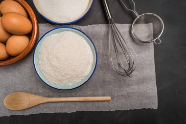 Bir kurabiye pişirme için malzemeler. Hindistan cevizi bademli kurabiye tarifi. 