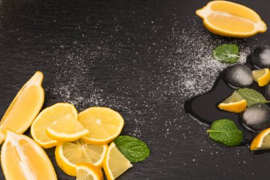 Dilimler ve yarım taze sulu limon 