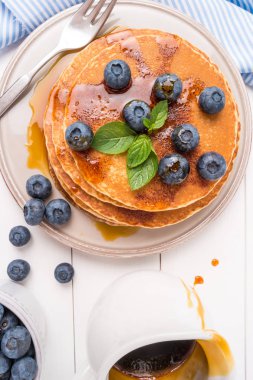 Yaban mersinli ve karamel şuruplu krep yığını.