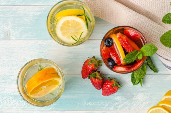 Acqua aromatizzata infusa di frutta Detox . — Foto Stock