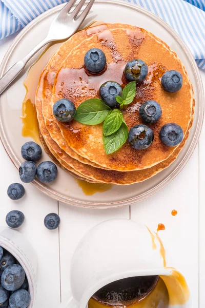Stapelweise Pfannkuchen mit frischem Blaubeer- und Karamellsirup — Stockfoto