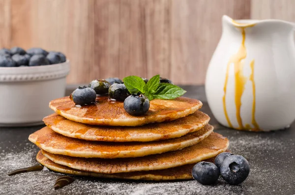 Stapelweise Pfannkuchen mit frischem Blaubeer- und Karamellsirup — Stockfoto