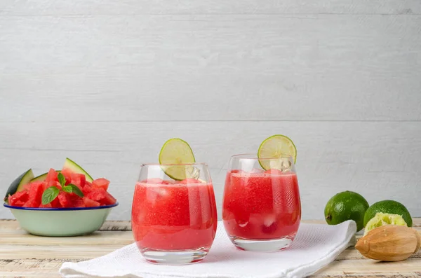 Zumo fresco de sandía con hojas de menta y cítricos de lima — Foto de Stock