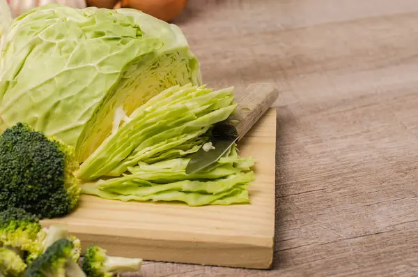 Verdure fresche dell'orto, cavolo, broccoli, cipolla e g — Foto Stock