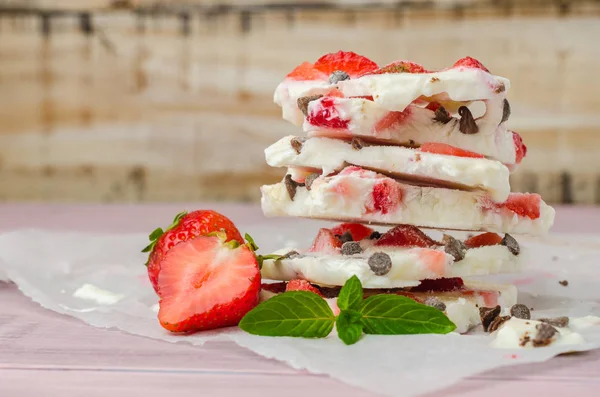 Corteccia di yogurt alla fragola congelata sana fatta in casa . — Foto Stock