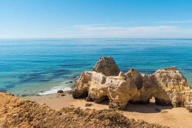 Alvor, Portimao, Algarve yakınındaki doğal altın kayalıklarla