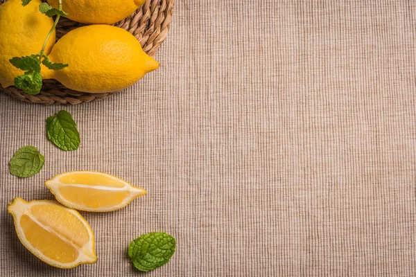 Skivor, saftiga halv citron med mynta blad. — Stockfoto