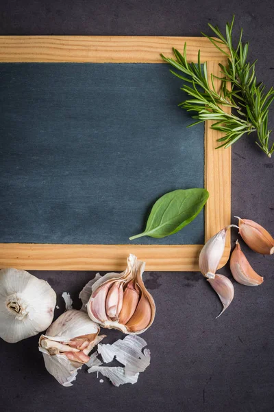 Blackboard voor uw tekst, verse tuinkruiden op stenen tafel. Bas — Stockfoto