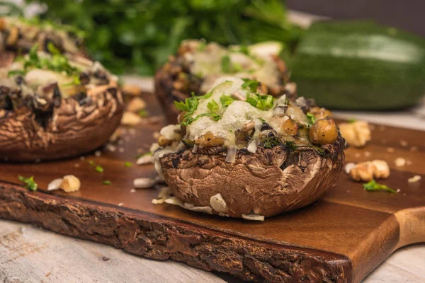 Paddestoel caps, gevuld met groenten en kaas — Stockfoto