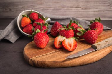 Kırmızı dut çilek seramik kupalar içinde