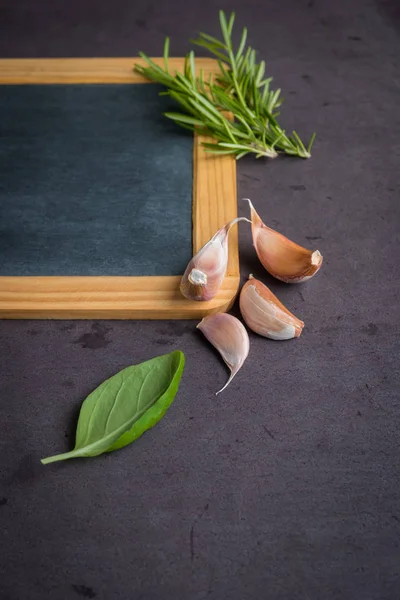 Blackboard for your text, fresh garden herbs on stone table. Bas — Stock Photo, Image