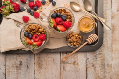 Ev yapımı granola, taze meyve ve yoğurt kahvaltı parfe