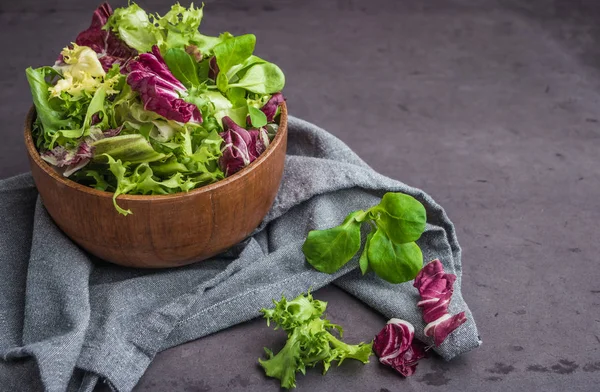 Mix sałatkowy z rucolą. Sałatką ze świeżych warzyw, zdrowe jedzenie, sala — Zdjęcie stockowe