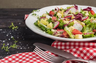 Karışık yeşillik, turp, peynir ve domates bir pl ile taze salata